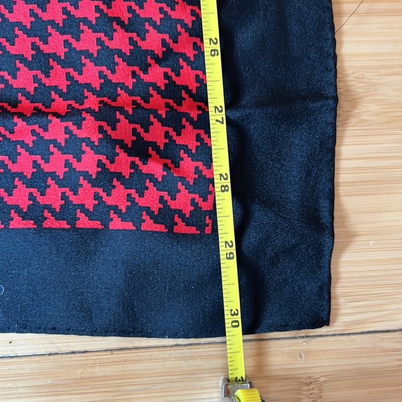 Vintage Bill Blass 100% Silk Scarf (30 x 30) - Picture 2 of 4